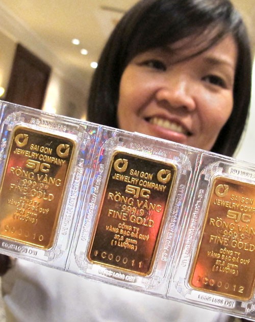 Hồi tháng 10/2011, Công ty SJC giới thiệu mẫu bao bì mới đối với vàng miếng SJC loại 1 lượng. Đây là loại đang bị nhái vừa được phát hiện - Ảnh: A.H.